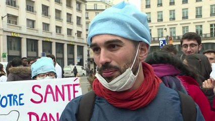 A Paris, de futurs dentistes manifestent