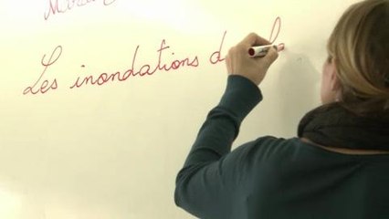 Après les inondations, les écoliers vident leur sac