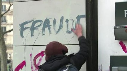 Nuit Debout: des militants s'en prennent à une banque