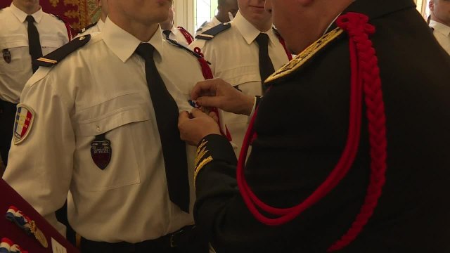 Médailles aux policiers après l'attentat aux Champs-Elysées