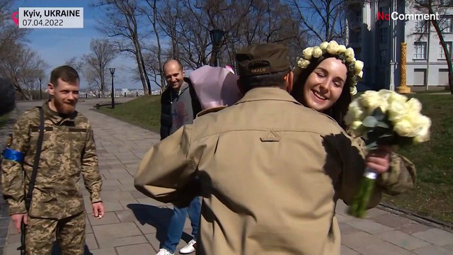 Mit Blumenstrauß und Ringen: Ukrainisches Paar gibt sich in Tarnkleidung das Ja-Wort