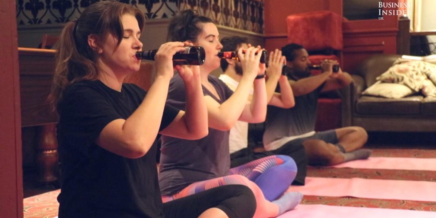 Voici un cours de yoga bière