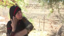 Près de Raqa en guerre, une Syrienne revient arroser sa vigne
