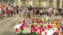 Barcelone: des fleurs déposées en hommage aux victimes