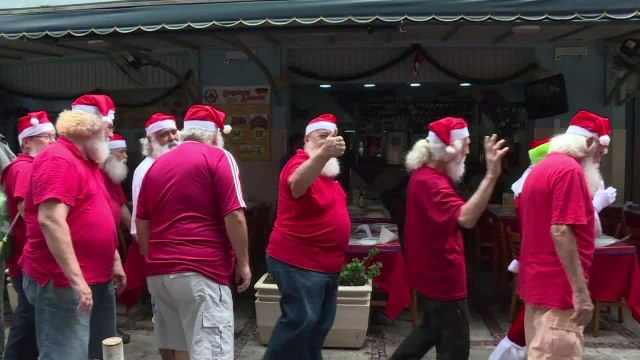 Mission accomplie, les Pères-Noël de Rio taillent leur barbe