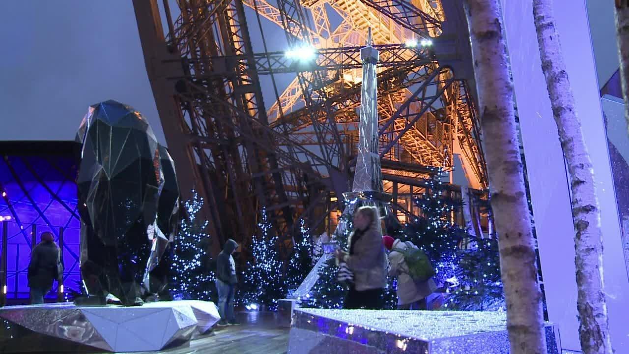 Manchots, décor nordique: la tour Eiffel rhabillée pour l'hiver