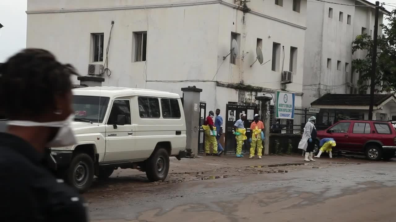 Freetown enterre ses morts après des inondations