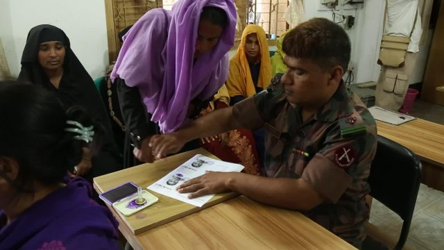 Les réfugiés rohingyas s'enregistrent près du gouvernement local