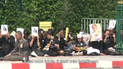 Les Thaïlandais, agenouillés et en pleurs, disent adieu au roi