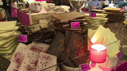 Des mannequins en habits de chocolat pour faire fondre le public