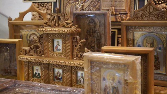 Moscou: exposition d'objets artisanaux faits par des prisonniers