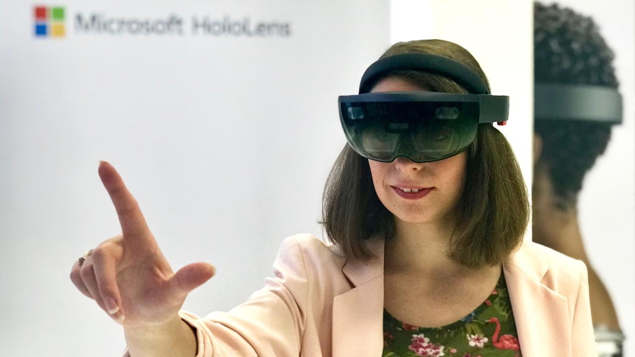 Nous avons testé les lunettes de réalité augmentée Microsoft HoloLens -  Capital.fr