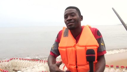 Au cameroun, des pirogues en plastique recyclées pour la pêche