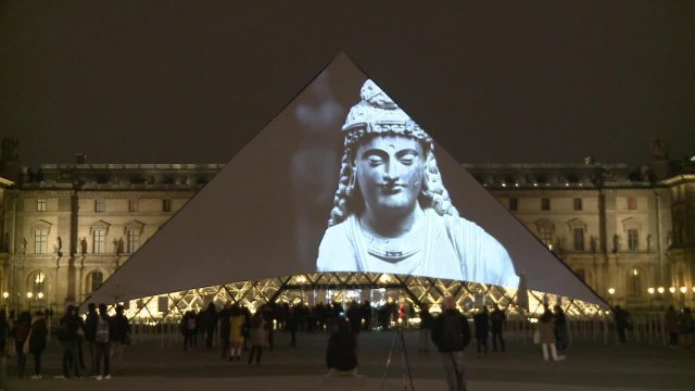Des images du musée Abu Dhabi sur la pyramide du Louvre