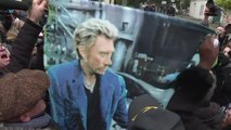 Mort de Johnny: des fans chantent devant son domicile