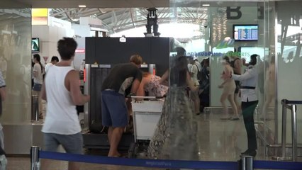 Malgré la menace du volcan à Bali, l'aéroport rouvre