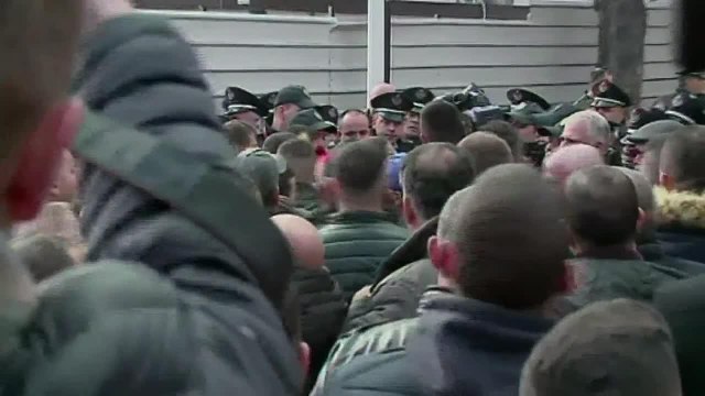 Albanie: l'opposition jette des fumigènes au Parlement