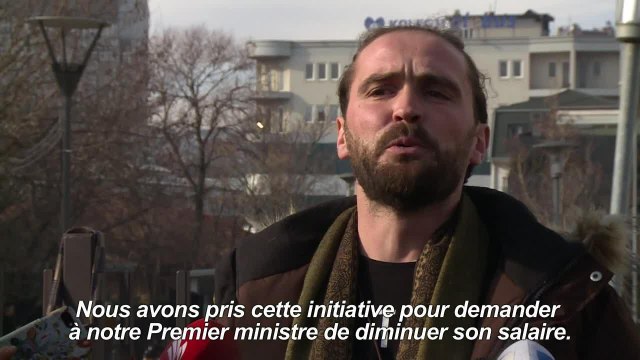 Des Kosovars abandonnent leurs cravates pour protester