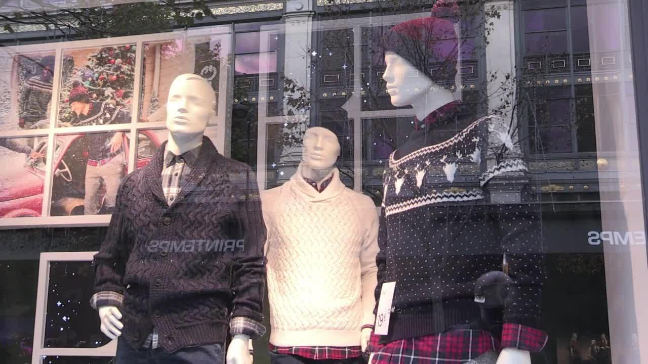 Attention les yeux, le pull moche de Noël débarque