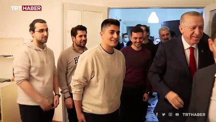 Cumhurbaşkanı Erdoğan, iftarını öğrenci evinde açtı