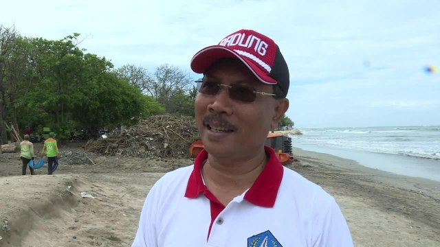 A Bali, un océan de déchets envahit les plages