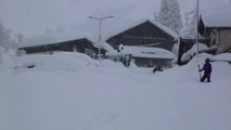 Le village du Tour en Haute-Savoie isolé par la neige