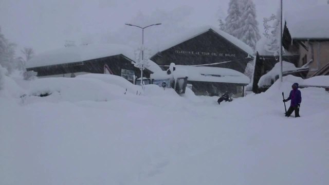 Le village du Tour en Haute-Savoie isolé par la neige