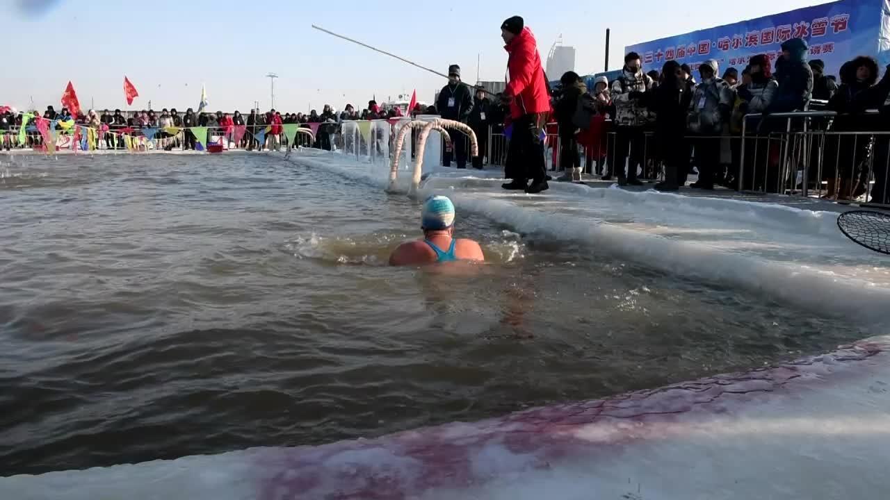Chine: une compétition de natation dans une piscine glacée
