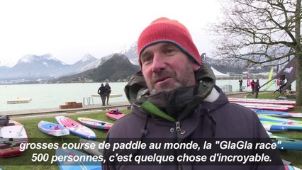 Course de paddle sur l'eau à 5 degrés du Lac d'Annecy
