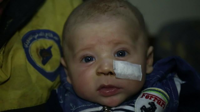 Syrie:sous les décombres, les secouristes retrouvent des proches