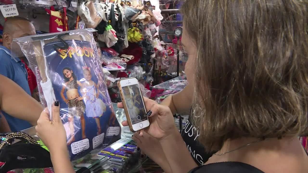 Brésil : la ruée sur les déguisements avant le carnaval