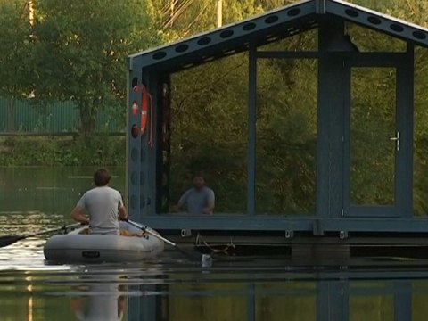 Ce petit chalet auto-suffisant peut être installé sur l'eau ou sur terre
