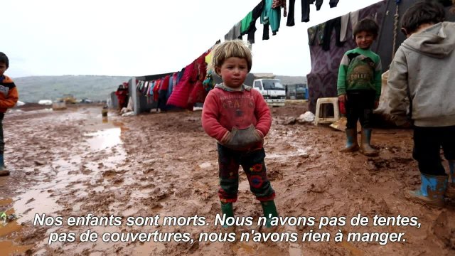 Des camps de déplacés syriens inondés à Idleb et au Liban