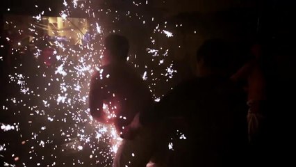 Des Chinois "mangent" des étincelles pour célébrer le Nouvel an