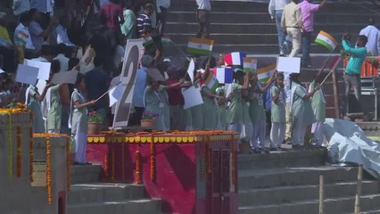 Inde: Macron et Modi partagent une croisière sur le Gange