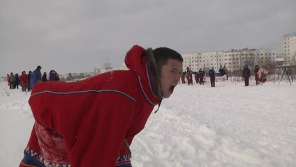 Les nomades nenets s'affrontent dans des courses de rennes
