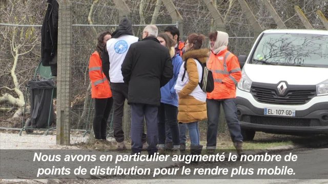 Calais: les migrants acceptent peu à peu les repas de l'Etat