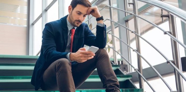 Il annonce à 430 salariés l'arrêt de leur travail par SMS... et c’est parfaitement légal