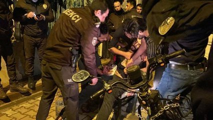 KAVGA ETTİĞİ KİŞİYİ BIÇAKLA YARALADI 'BENİ ÖLDÜRÜYORLARDI, KENDİMİ KORUDUM' DEDİ