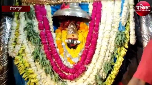 नवरात्र के अष्टमी पर मां अष्टभुजा के दर्शन-पूजन के लिए भक्तों की भीड़