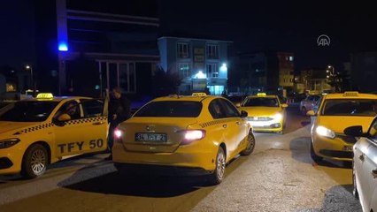 Taksi sürücülerinin tarife güncellemek için oluşturduğu kuyruk gece de sürüyor