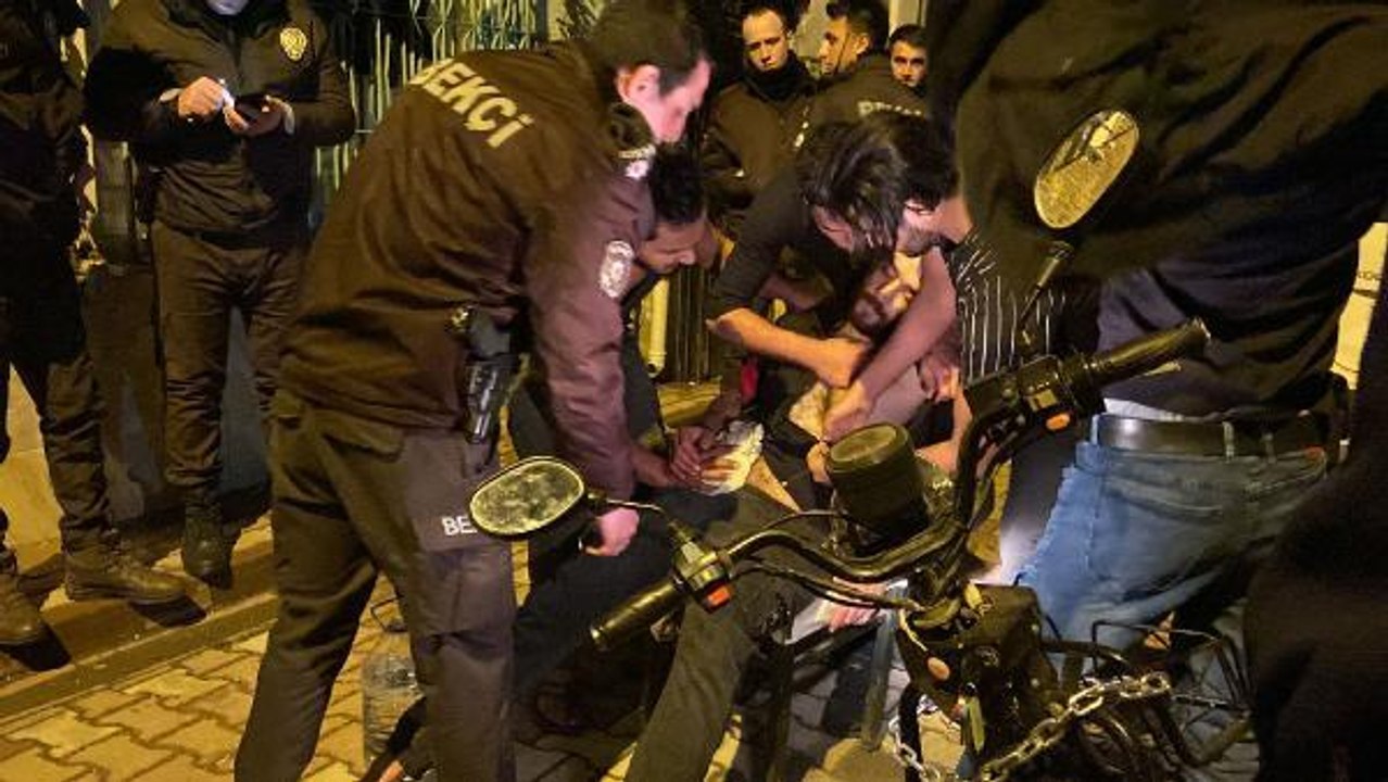 Kavga ettiği kişiyi sokak ortasında karnından bıçaklayan şahıs polislere tepki gösterdi: Beni öldürüyorlardı, kendimi korudum