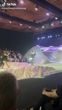 Đỗ Thị Hà catwalk khoe thần thái cực đỉnh