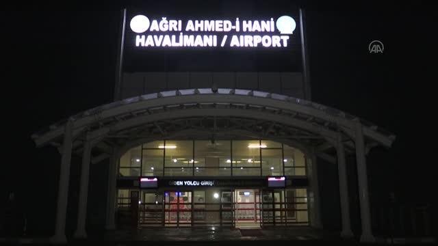 Ağrı'da yakalanan 227 Afgan düzensiz göçmen uçakla ülkelerine gönderildi