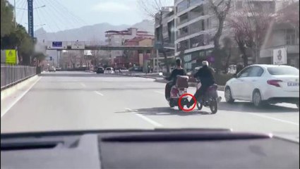 Video herunterladen: Akan trafikte motosiklet sürücüsü bir diğer motosiklet sürücüsünü ayağıyla itmeye çalıştı