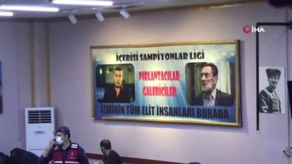 'Kolpaçino' kumarhanesine baskın, jandarmayı gören masanın altına saklandı
