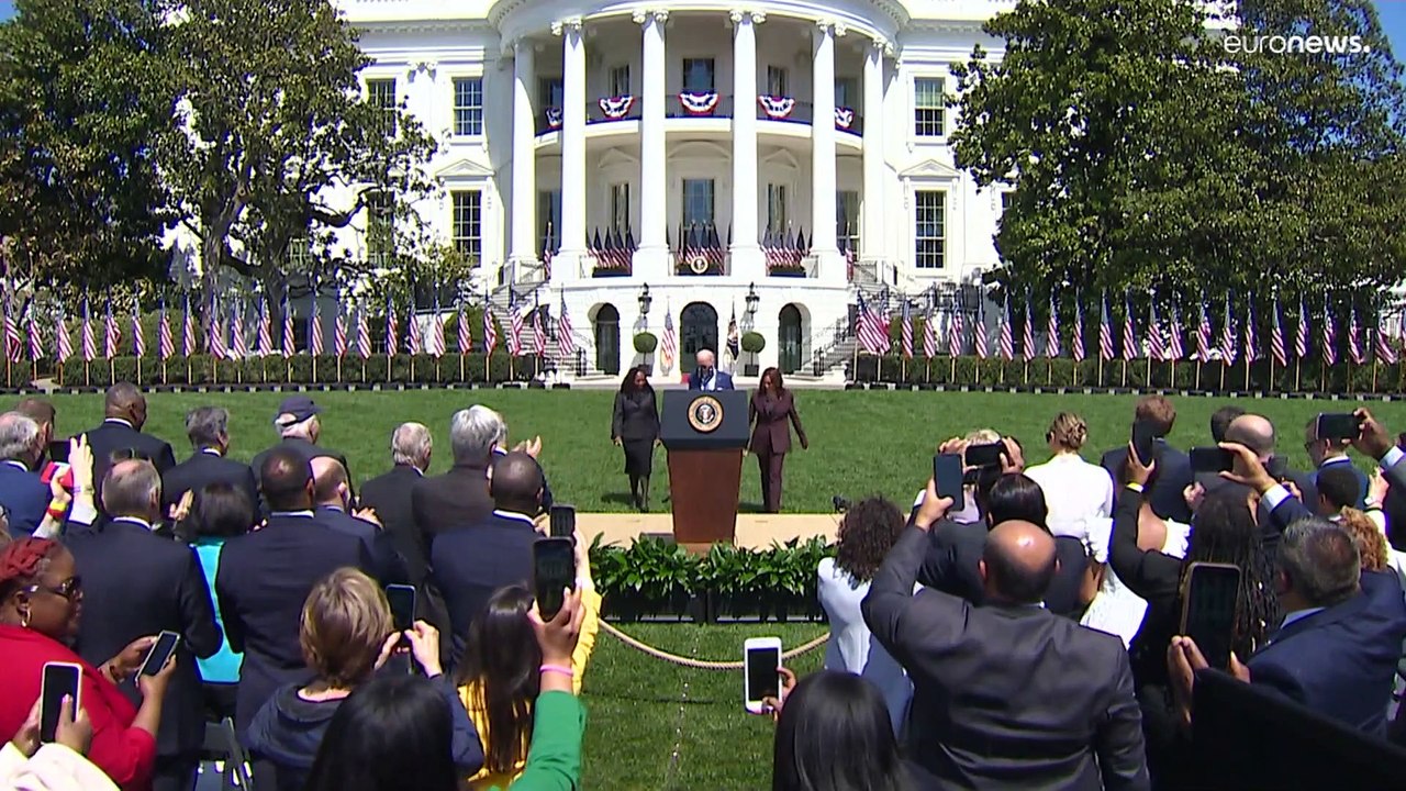 Warmer empfang: joe biden herzt richterin ketanji brown jackson