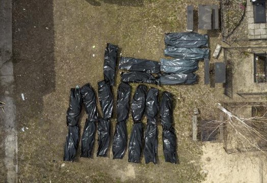 Bucha'da evlerden çıkarılan 28 ceset mezarlığa götürüldü