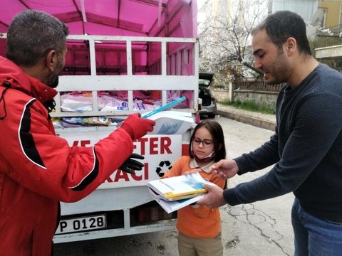 Soy isminin hakkını verdi... Sokak sokak gezerek 1 milyonun üzerinde kitap topladı