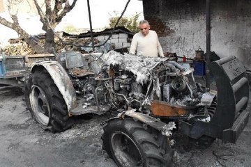 Evinin önüne park ettiği traktörü yandı